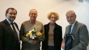 Roland Riese und seine beiden Stellvertreter, Dr. Isa Huelsz und Harald Schöne, bedanken sich bei seinem Vorgänger Dr. Schulze.